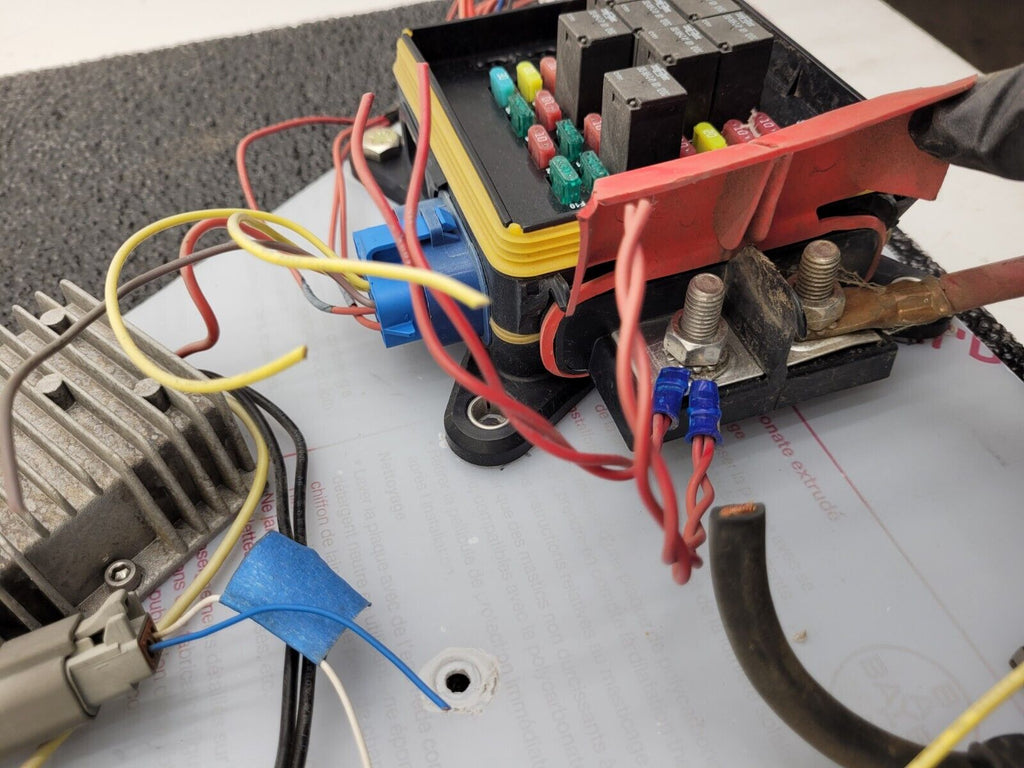 Eaton 31S-002-0 12VDC Power Distribution Module Fuse Relay Holder System E