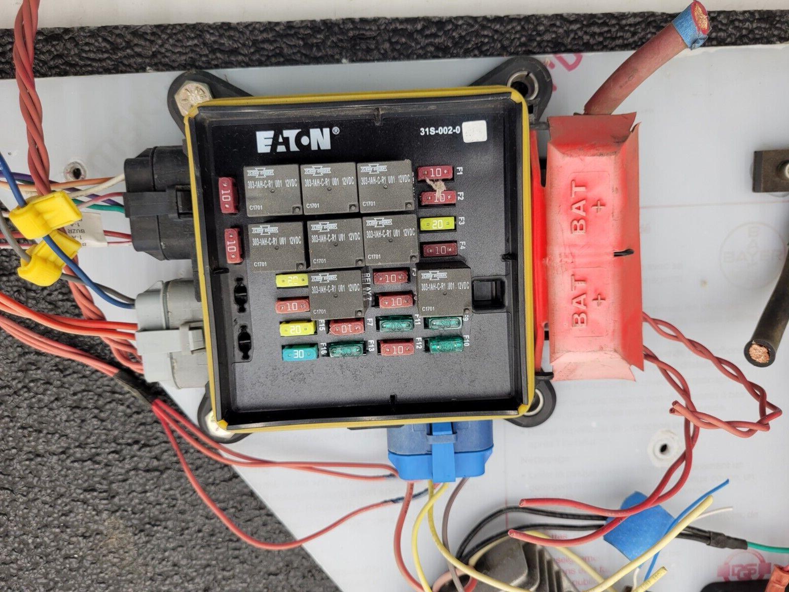 Eaton 31S-002-0 12VDC Power Distribution Module Fuse Relay Holder System E