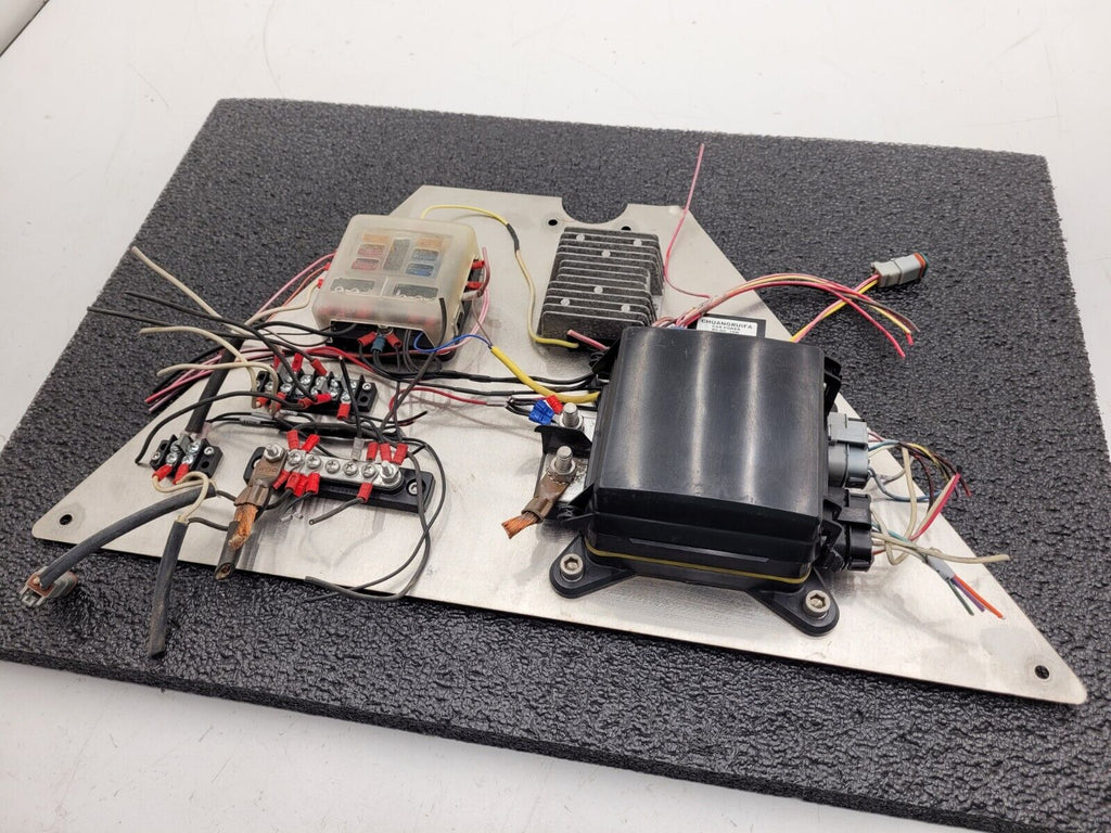 Eaton 31S-002-0 12VDC Power Distribution Module Fuse Relay Holder System F