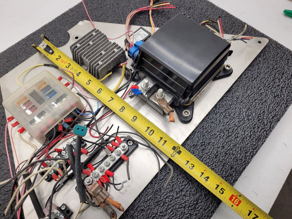 Eaton 31S-002-0 12VDC Power Distribution Module Fuse Relay Holder System F