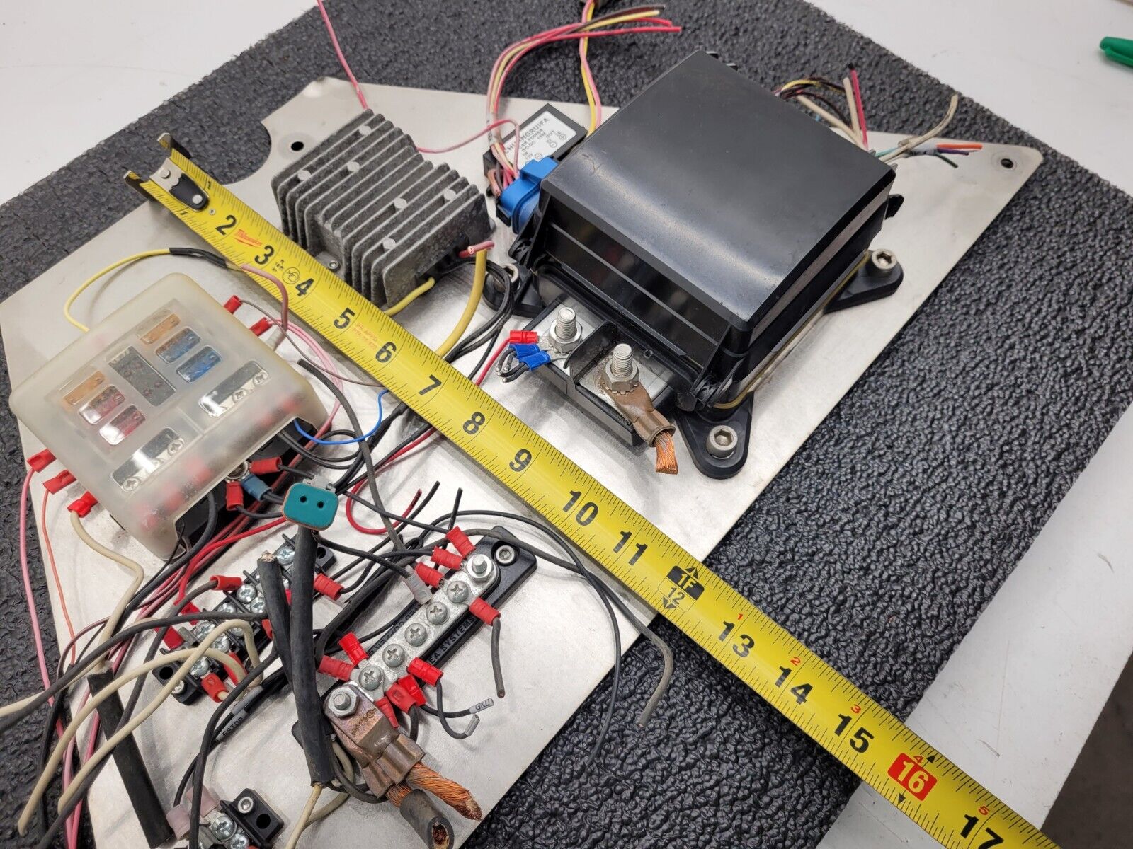 Eaton 31S-002-0 12VDC Power Distribution Module Fuse Relay Holder System F