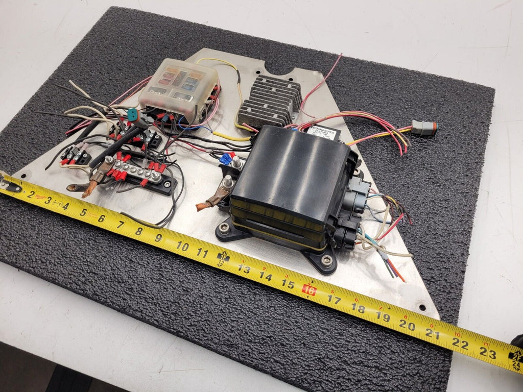 Eaton 31S-002-0 12VDC Power Distribution Module Fuse Relay Holder System F