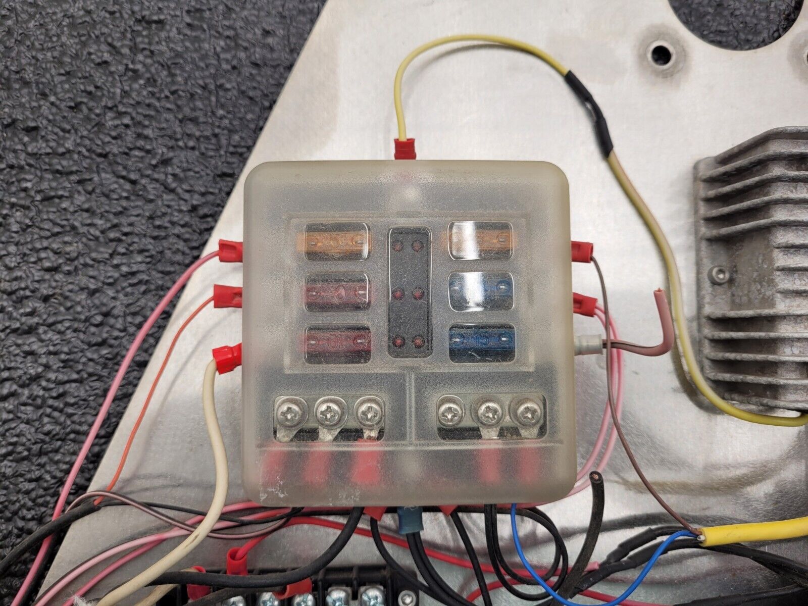 Eaton 31S-002-0 12VDC Power Distribution Module Fuse Relay Holder System F