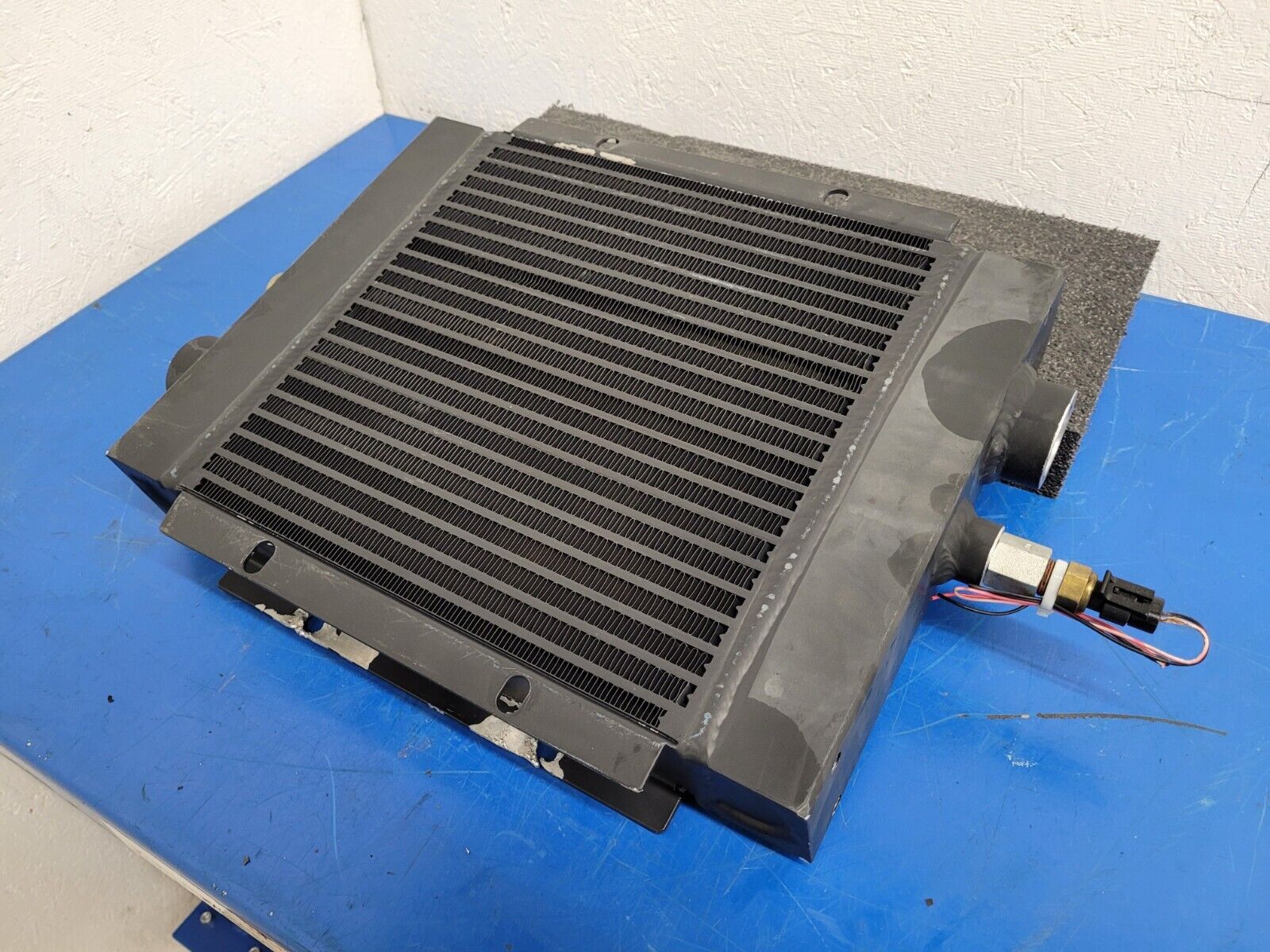 American Cooling Systems Hydraulic Oil Cooler Radiator 24714AM Damaged Mounts F