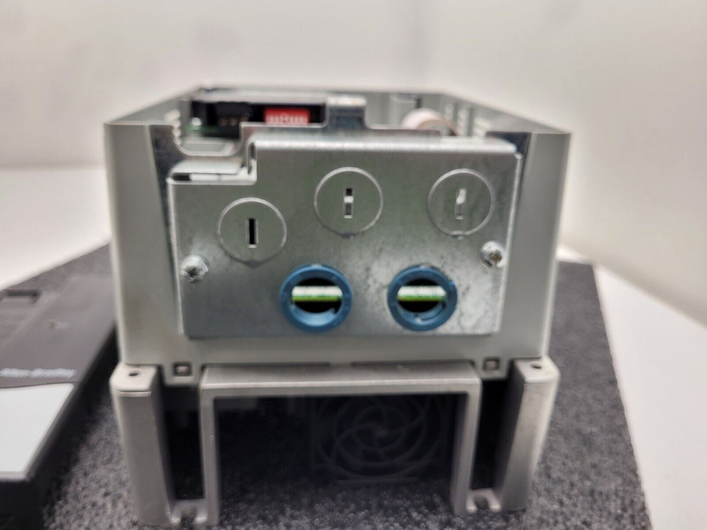 Allen Bradley 20AD8P0A0AYNNNC0 /A PowerFlex 70 480V 5HP AC VFD Motor Drive