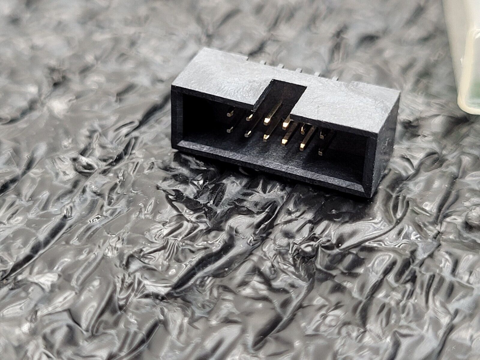 ~2k Amphenol 1P20021511-00012T1LF HD VT TH SHOULDED CONN HEADER SMD 12POS 1.27MM