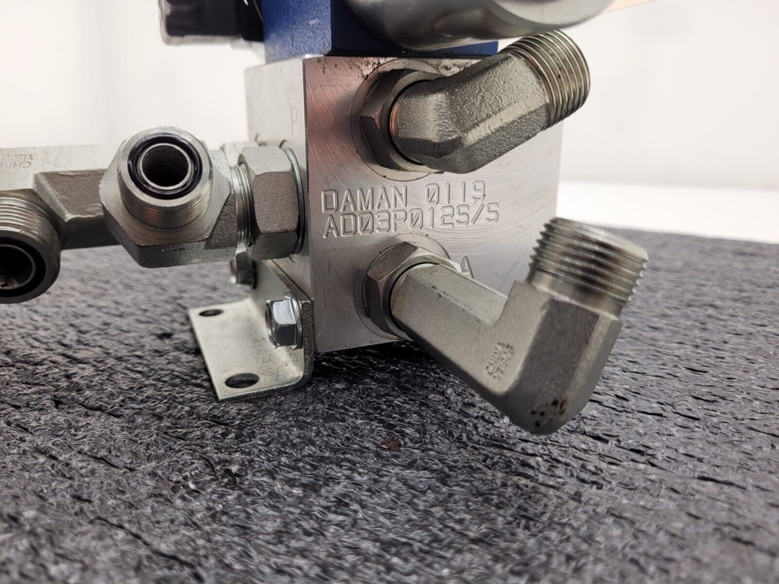 Rexroth R978017782 Solenoid Directional Spool Valve 4WE 6 H62/EG12N9K4/62 Unit C