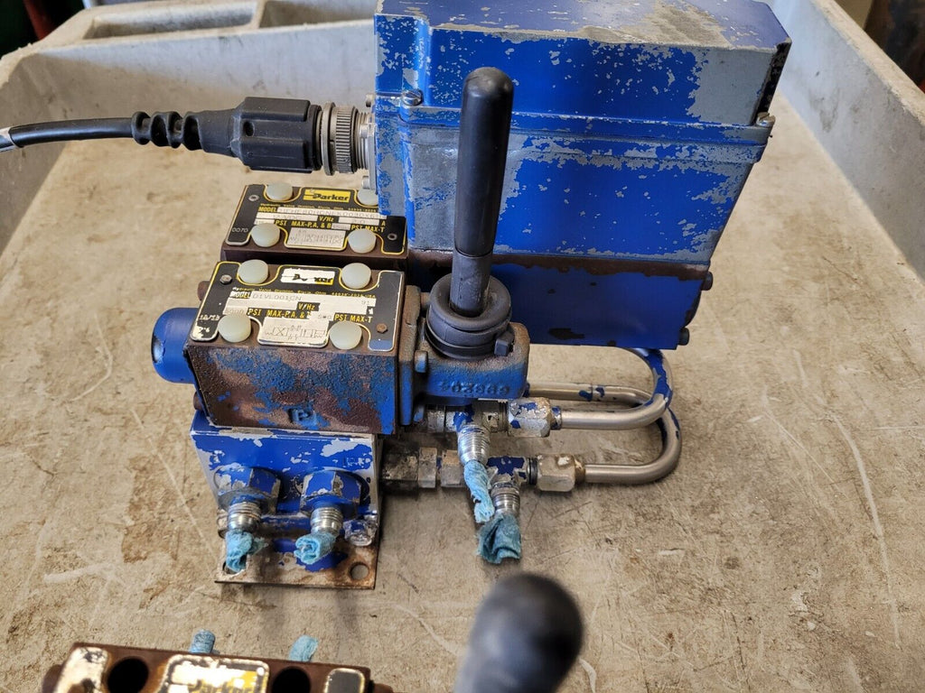 Lot of 2: Listing for: defor6061 PARKER Hydraulic Valve D1FHE80HCNEK0030X6114