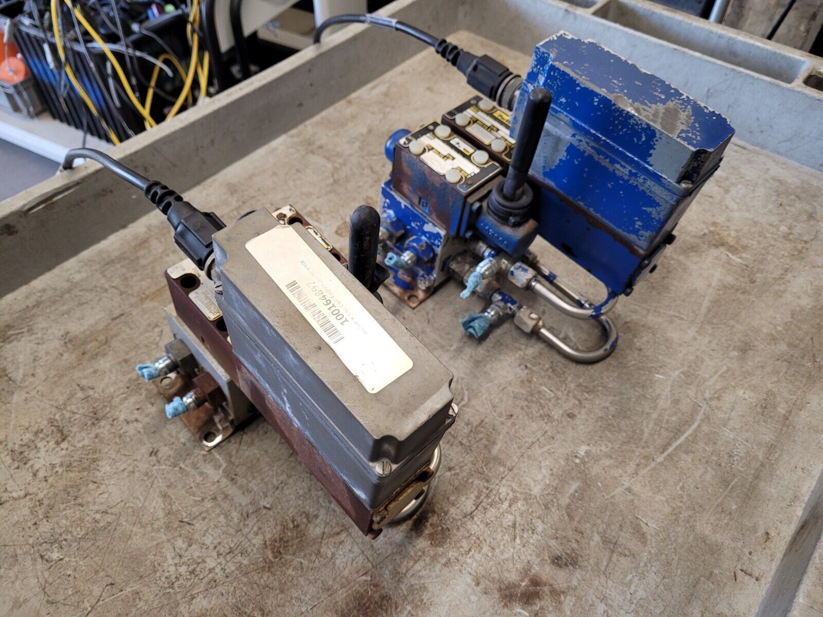 Lot of 2: Listing for: defor6061 PARKER Hydraulic Valve D1FHE80HCNEK0030X6114