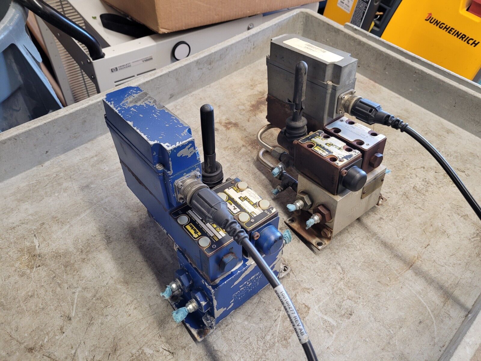 Lot of 2: Listing for: defor6061 PARKER Hydraulic Valve D1FHE80HCNEK0030X6114