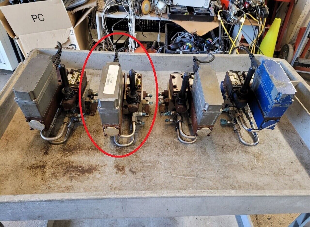 Lot of 2: Listing for: defor6061 PARKER Hydraulic Valve D1FHE80HCNEK0030X6114
