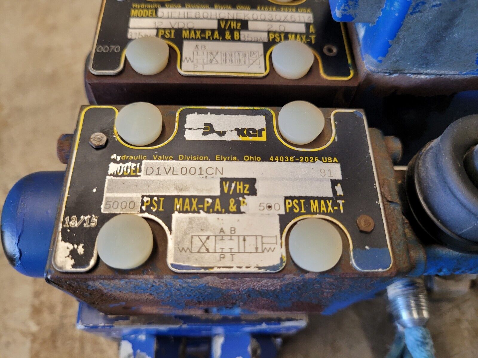 Lot of 2: Listing for: defor6061 PARKER Hydraulic Valve D1FHE80HCNEK0030X6114