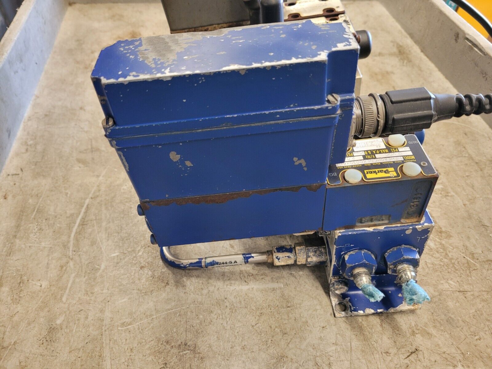 Lot of 2: Listing for: defor6061 PARKER Hydraulic Valve D1FHE80HCNEK0030X6114