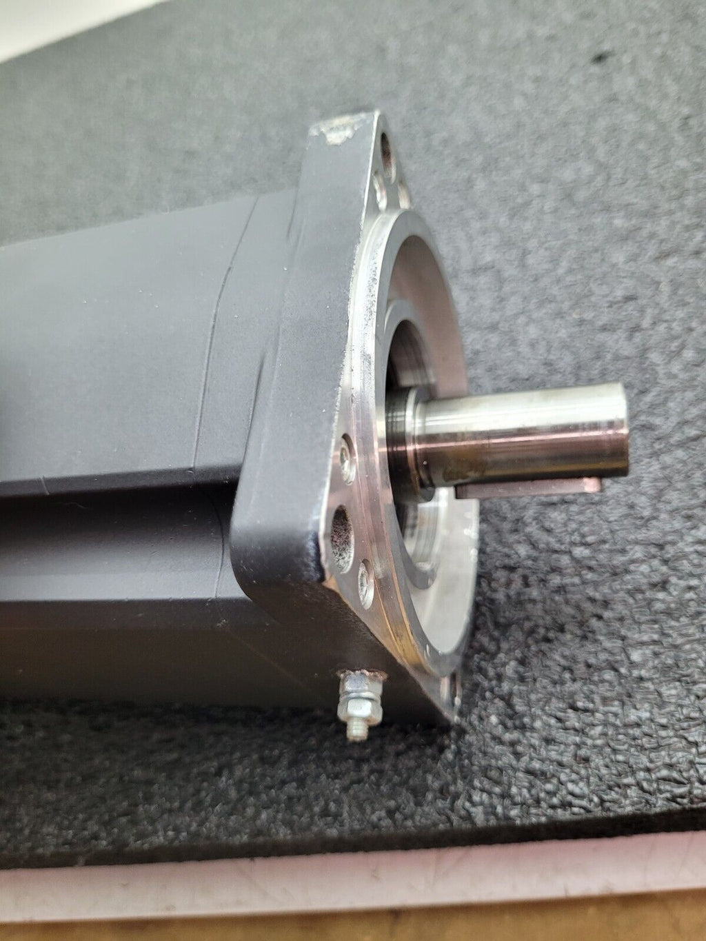 Radwell  Schneider Electric SH31003P11A2000 AC Servo Motor 6000rpm 2013 Date