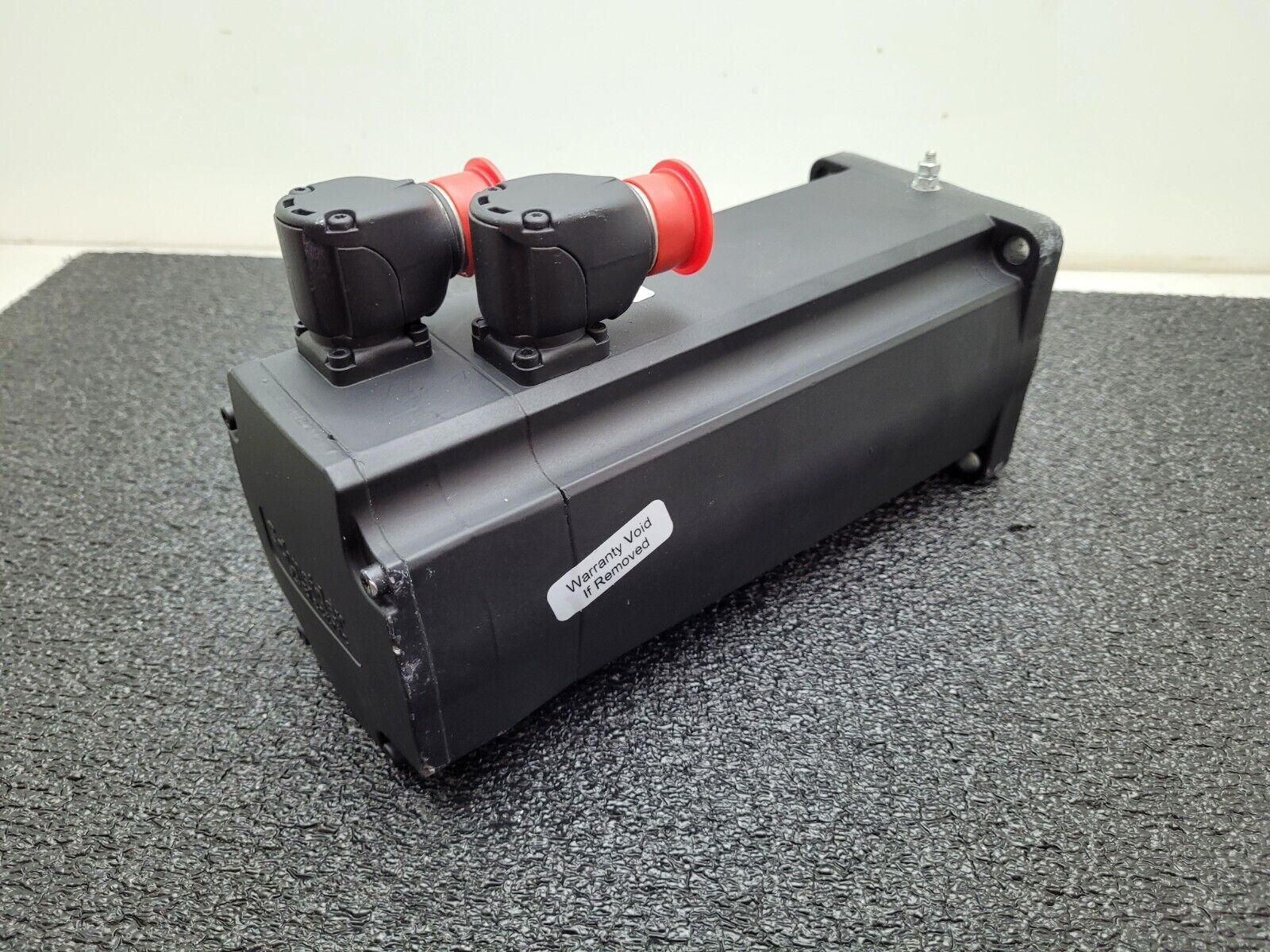 Radwell  Schneider Electric SH31003P11A2000 AC Servo Motor 6000rpm 2013 Date