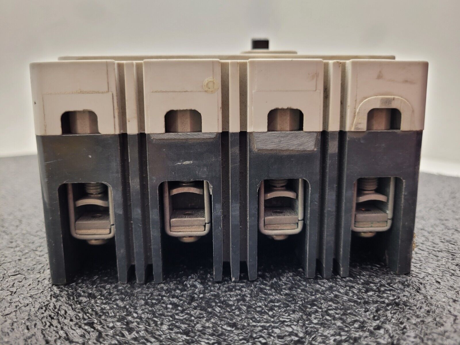 Cutler Hammer FD 35K FD3070L 70A 600 VAC 250 VDC 4-Pole Circuit Breaker