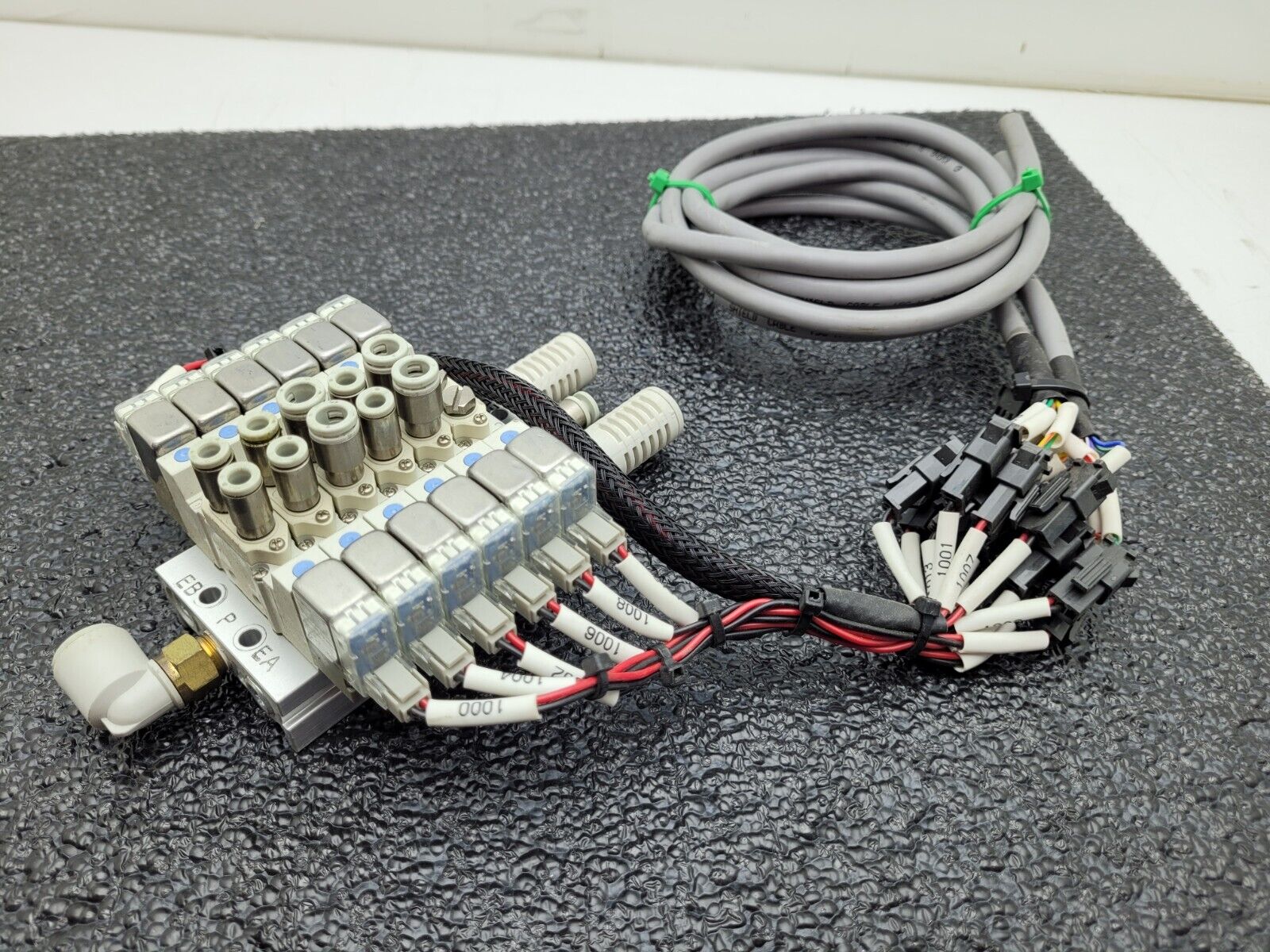 SMC Pneumatic Valve Block Solenoid Manifold 24VDC 6 Valves SY3220-5LOZ-M5 SY3000