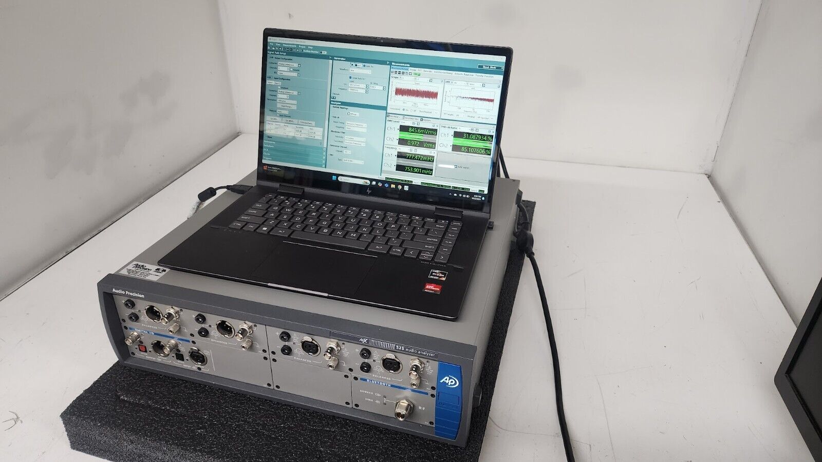 Audio Precision APX-525 Audio Analyzer Digital I/O Bluetooth and 2x Analog Input