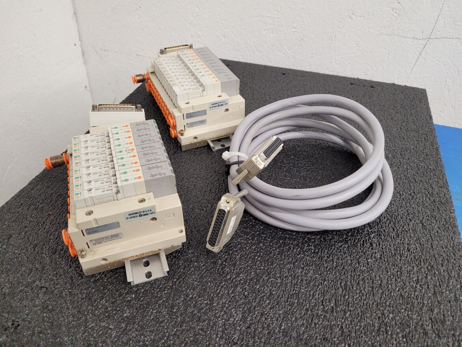 2x SMC Pneumatic Valve Block Lot w/19 valves SV1A00-5FU SV1100-5FU DIN Rail