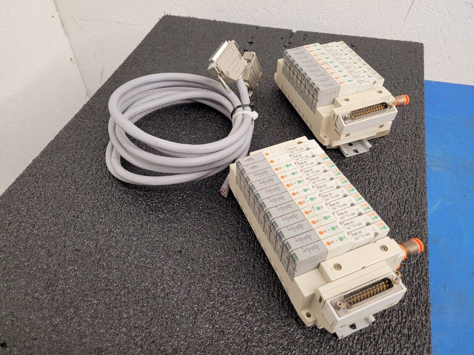 2x SMC Pneumatic Valve Block Lot w/19 valves SV1A00-5FU SV1100-5FU DIN Rail
