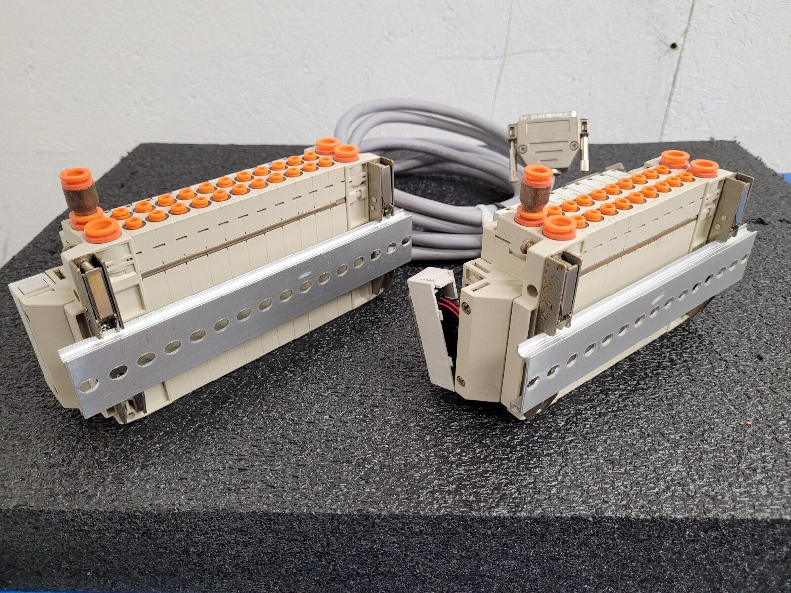 2x SMC Pneumatic Valve Block Lot w/19 valves SV1A00-5FU SV1100-5FU DIN Rail