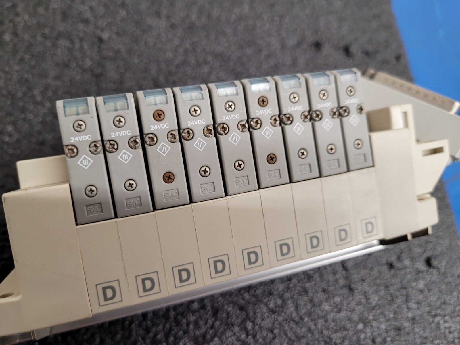 2x SMC Pneumatic Valve Block Lot w/19 valves SV1A00-5FU SV1100-5FU DIN Rail