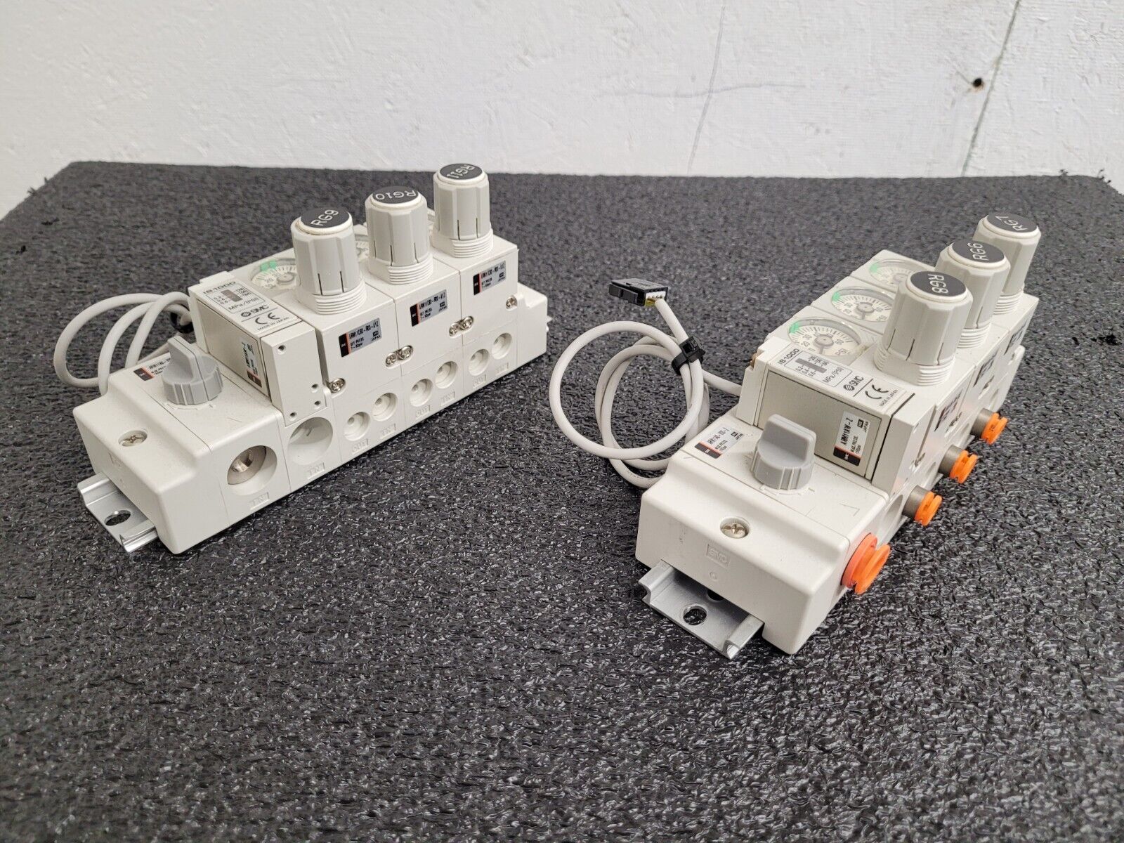 2x SMC DIN Rail Mount Pressure Regulator Blocks 6x regulators ARM11CB0-R00-A1Z