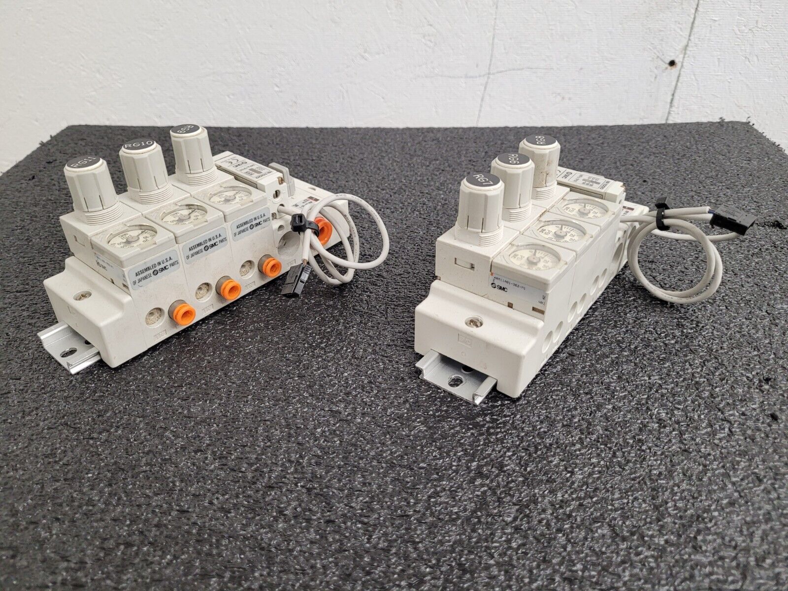 2x SMC DIN Rail Mount Pressure Regulator Blocks 6x regulators ARM11CB0-R00-A1Z