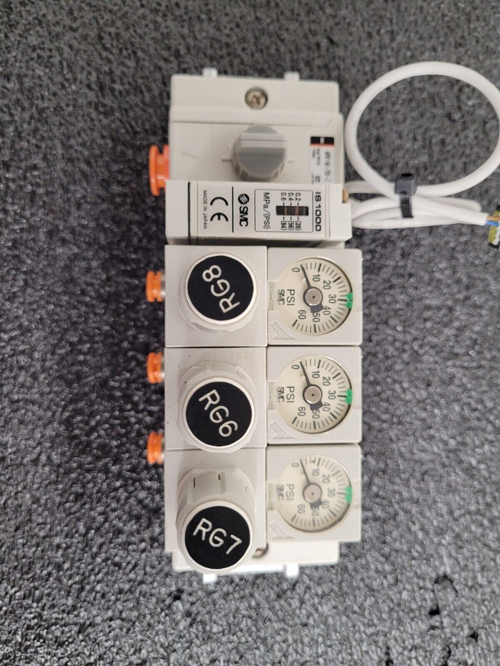 2x SMC DIN Rail Mount Pressure Regulator Blocks 6x regulators ARM11CB0-R00-A1Z