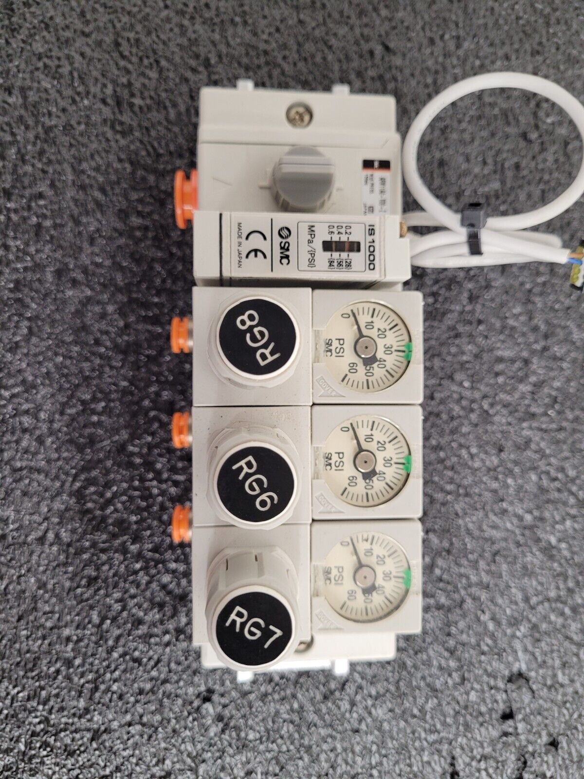 2x SMC DIN Rail Mount Pressure Regulator Blocks 6x regulators ARM11CB0-R00-A1Z