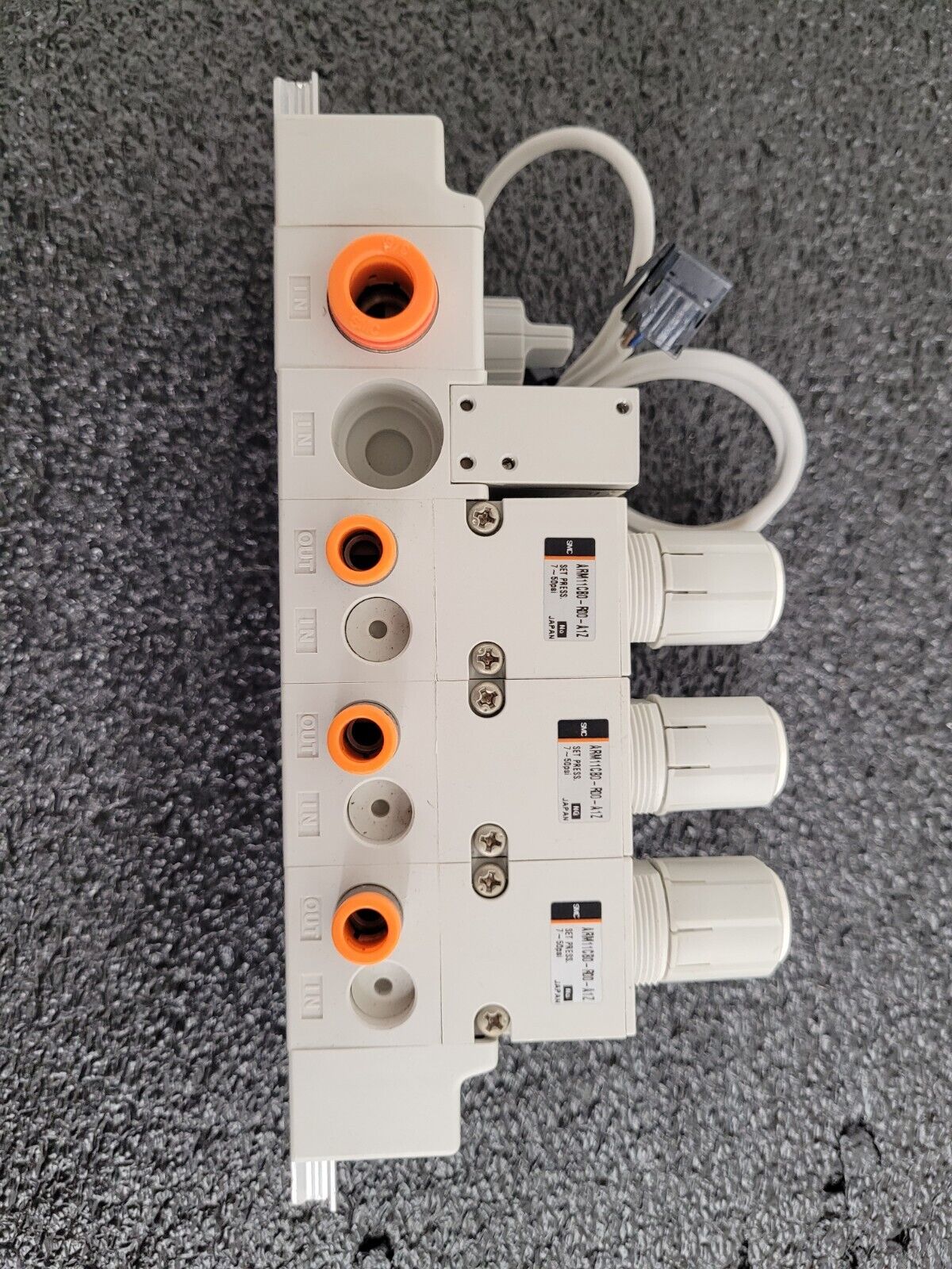 2x SMC DIN Rail Mount Pressure Regulator Blocks 6x regulators ARM11CB0-R00-A1Z