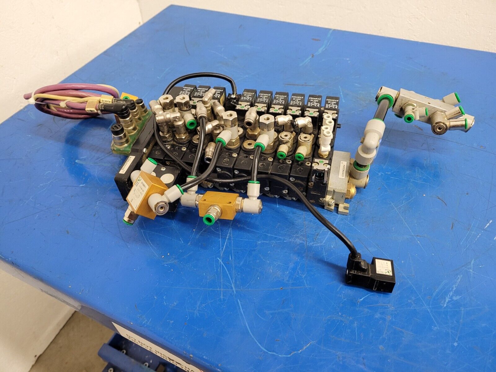 Pneumax Pneumatic Solenoid Manifold 2400.04.00 24VDC 145 PSI N338.ROE-8 Valves