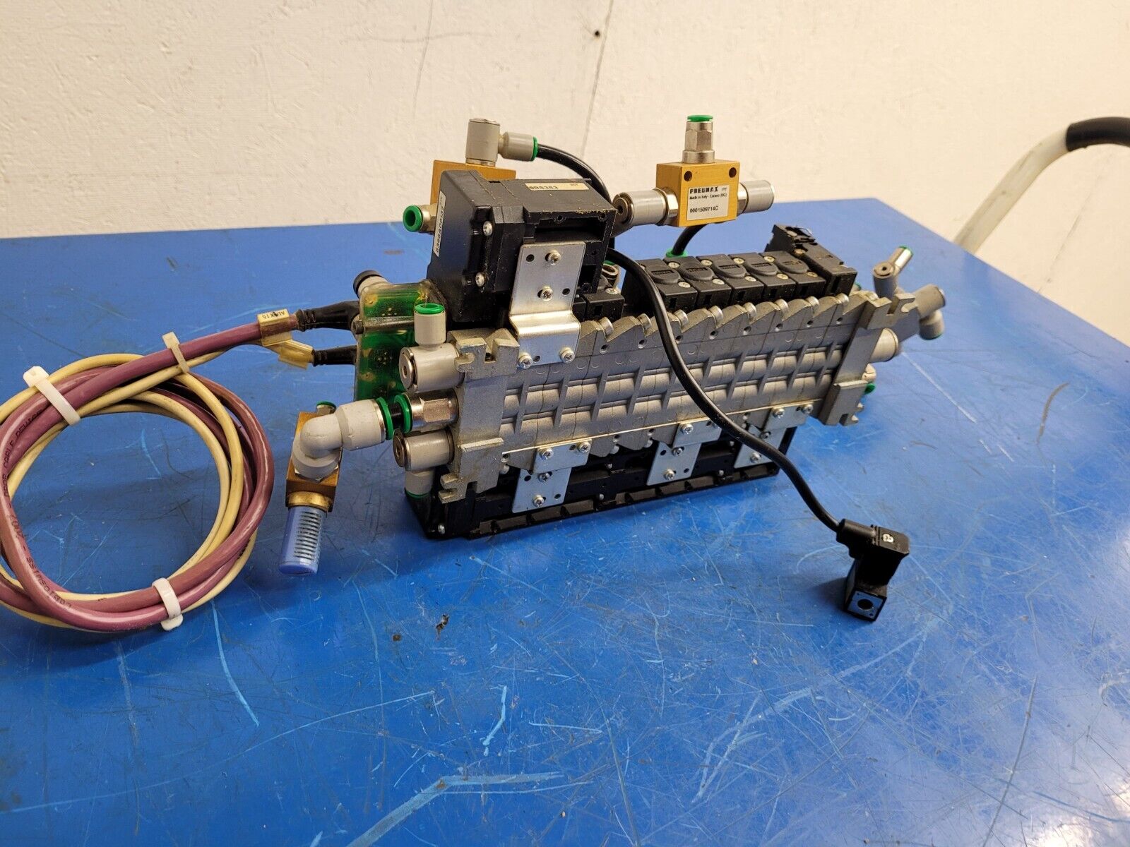 Pneumax Pneumatic Solenoid Manifold 2400.04.00 24VDC 145 PSI N338.ROE-8 Valves