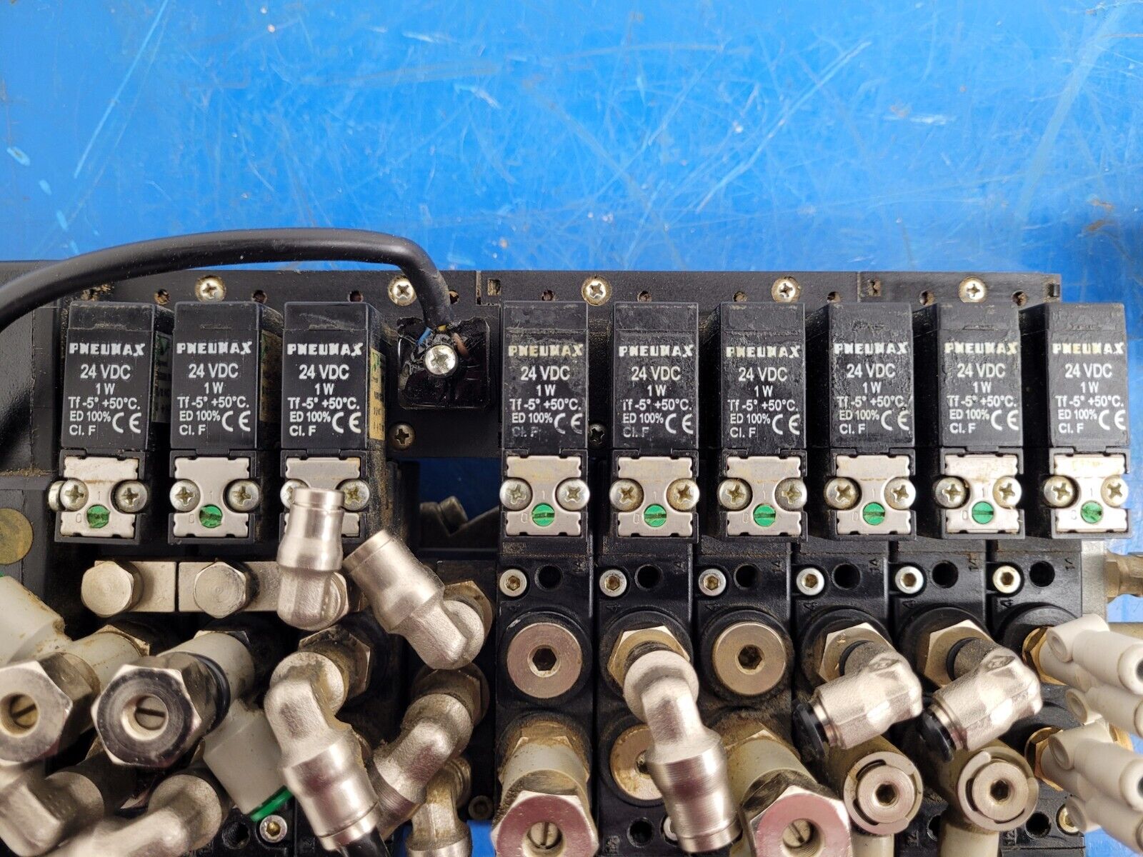 Pneumax Pneumatic Solenoid Manifold 2400.04.00 24VDC 145 PSI N338.ROE-8 Valves