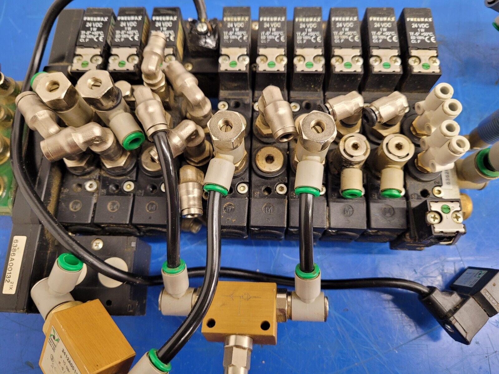 Pneumax Pneumatic Solenoid Manifold 2400.04.00 24VDC 145 PSI N338.ROE-8 Valves