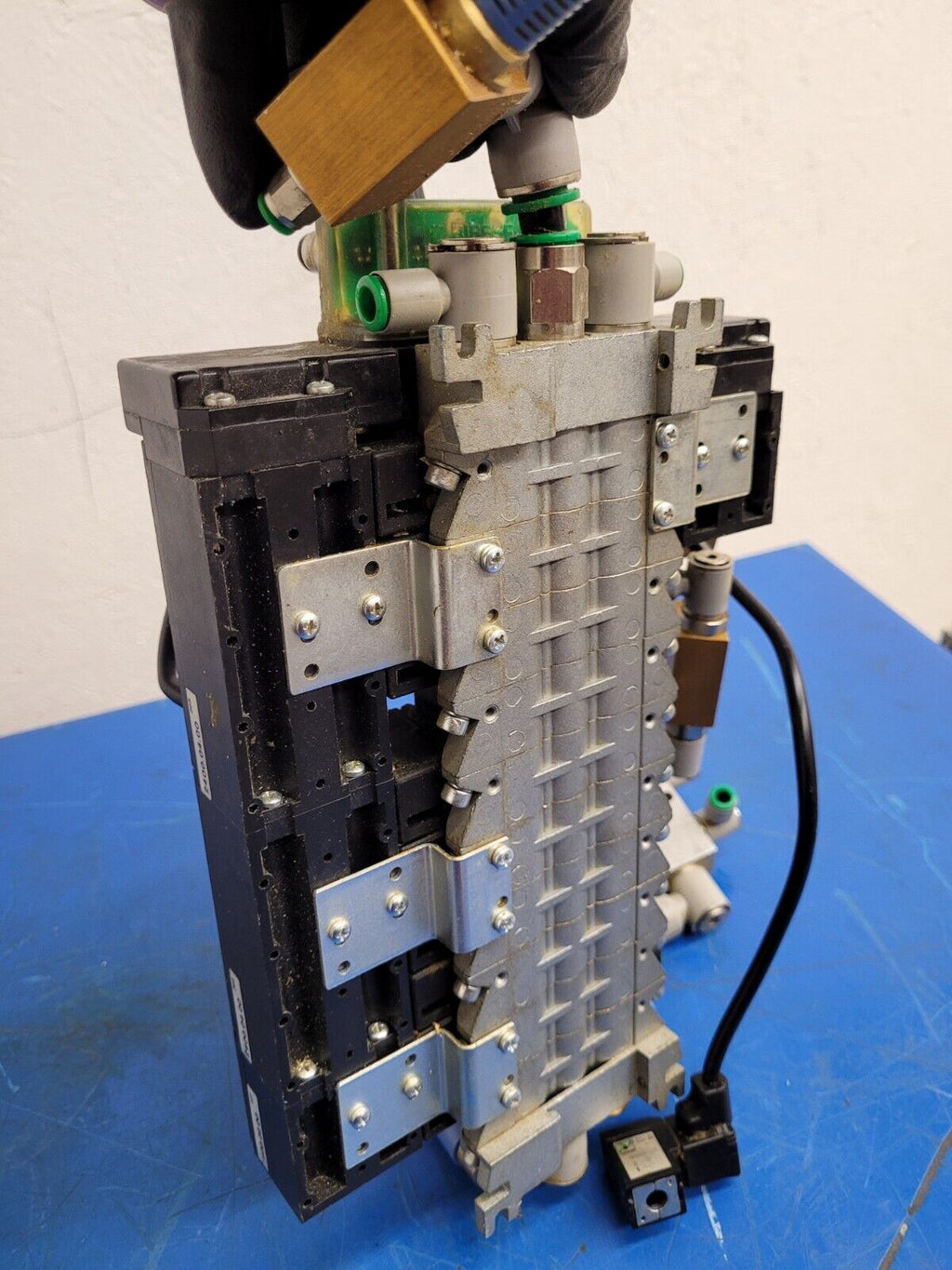 Pneumax Pneumatic Solenoid Manifold 2400.04.00 24VDC 145 PSI N338.ROE-8 Valves