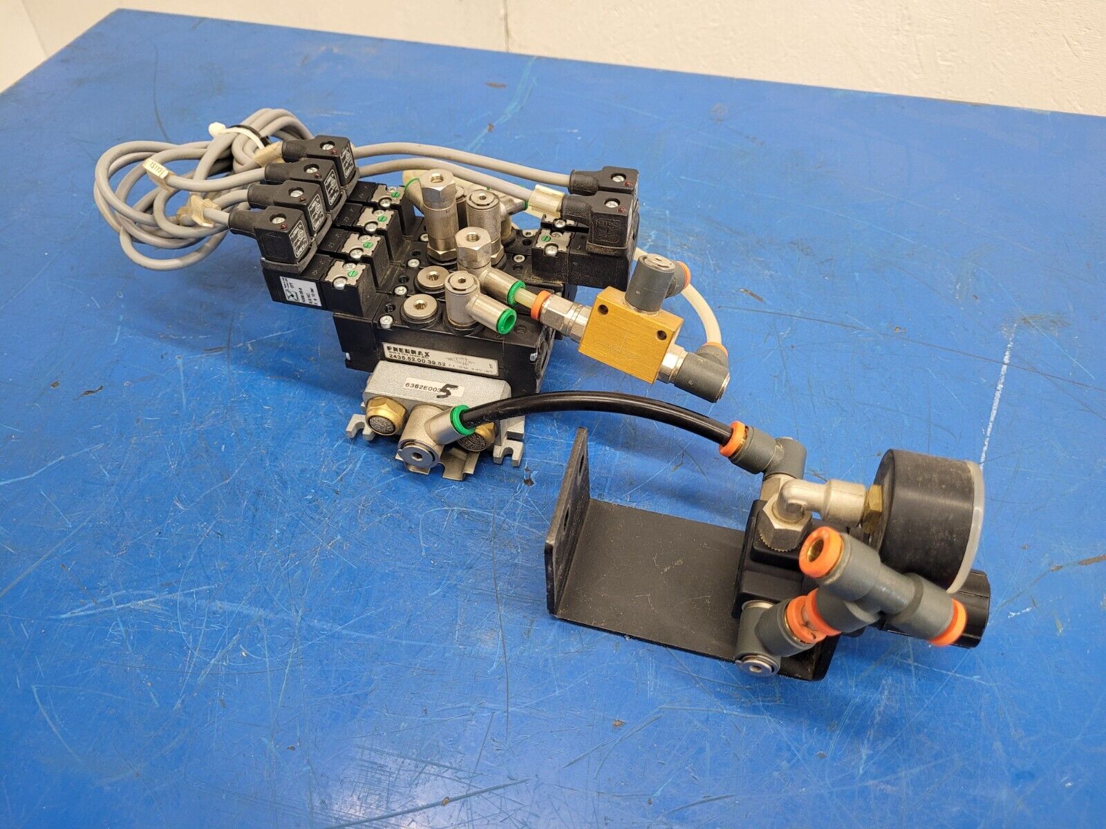 Pneumax Pneumatic Solenoid 4 Valve N338.ROE-8 Manifold 24VDC 145 PSI Unit C
