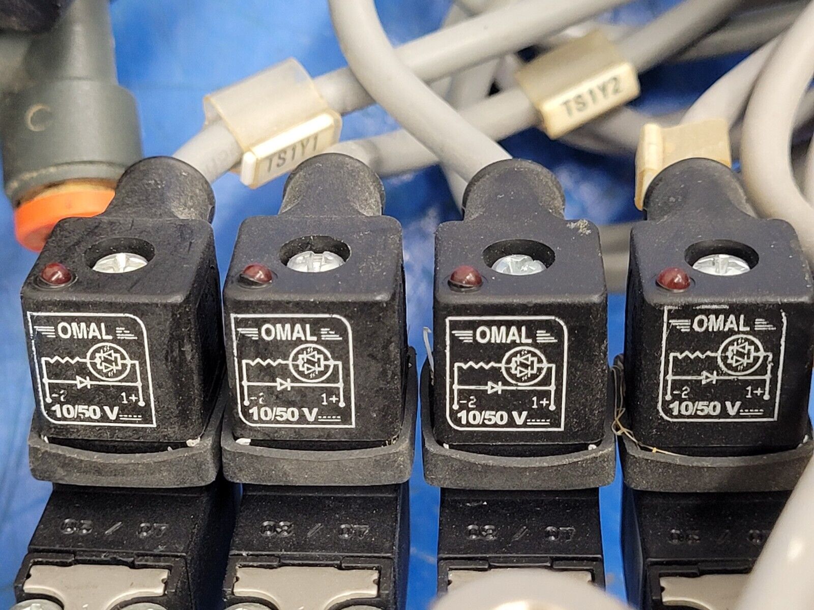 Pneumax Pneumatic Solenoid 4 Valve N338.ROE-8 Manifold 24VDC 145 PSI Unit C