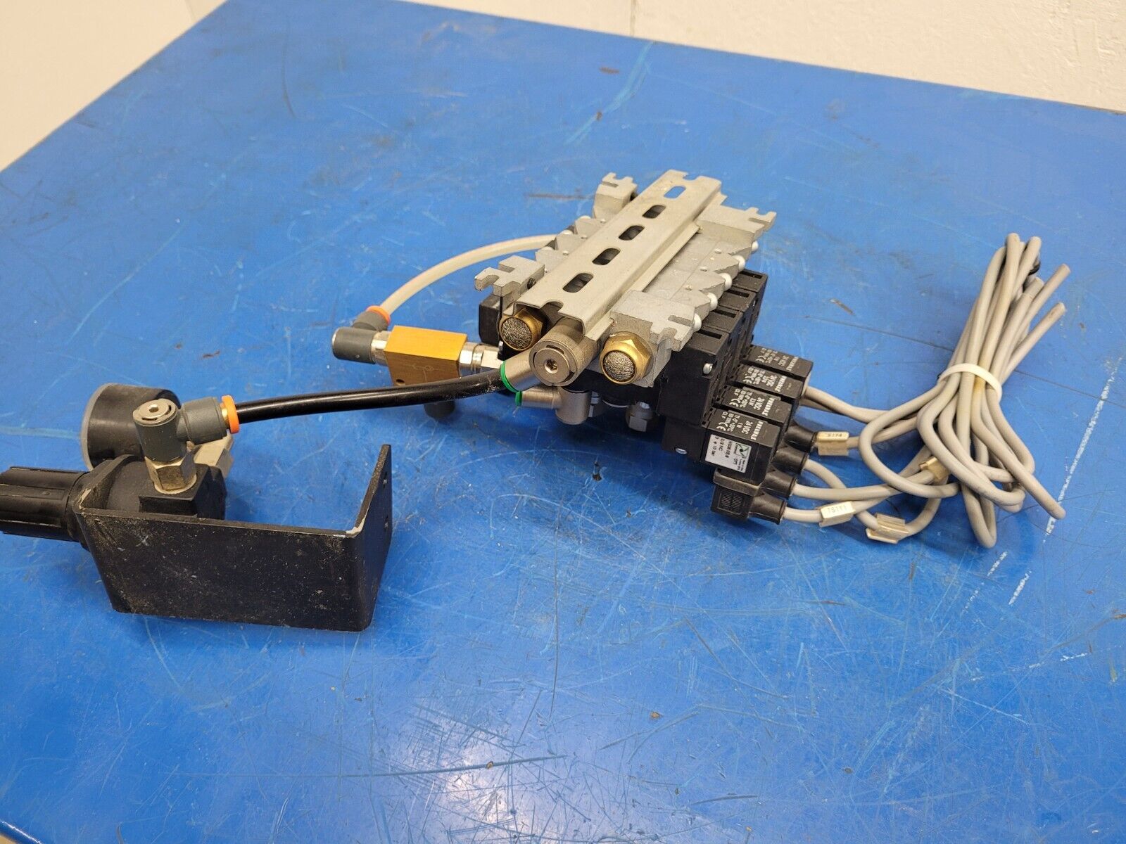 Pneumax Pneumatic Solenoid 4 Valve N338.ROE-8 Manifold 24VDC 145 PSI Unit C