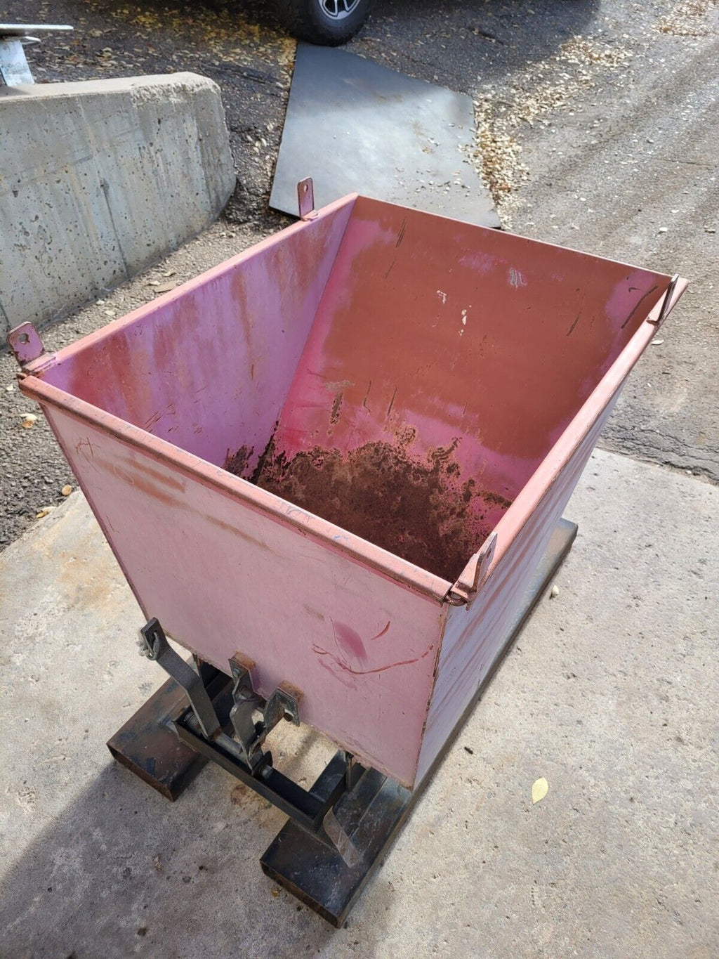 Vestil D-50-HD Forklift Dumping Hopper 1/2 Yard