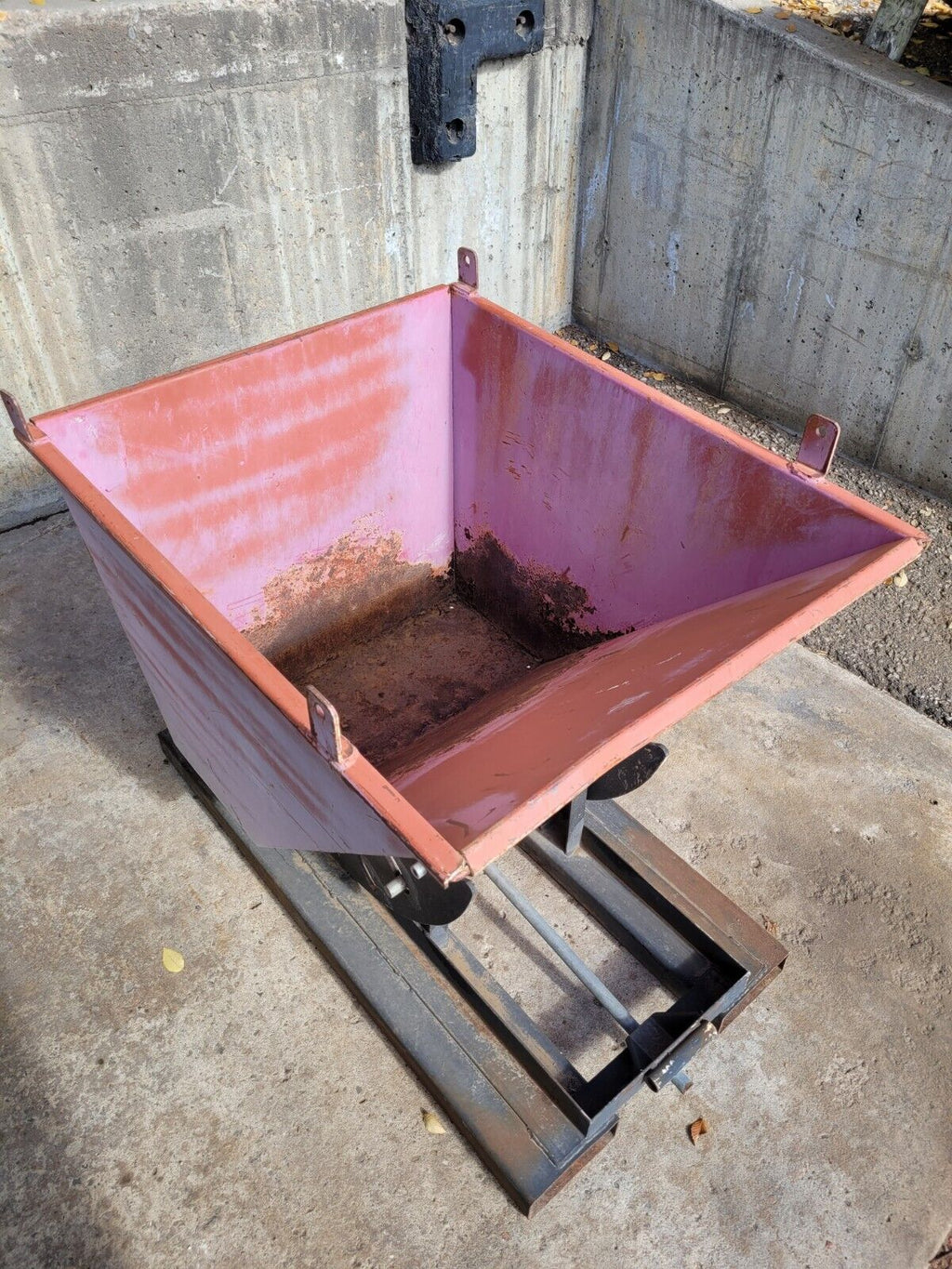 Vestil D-50-HD Forklift Dumping Hopper 1/2 Yard