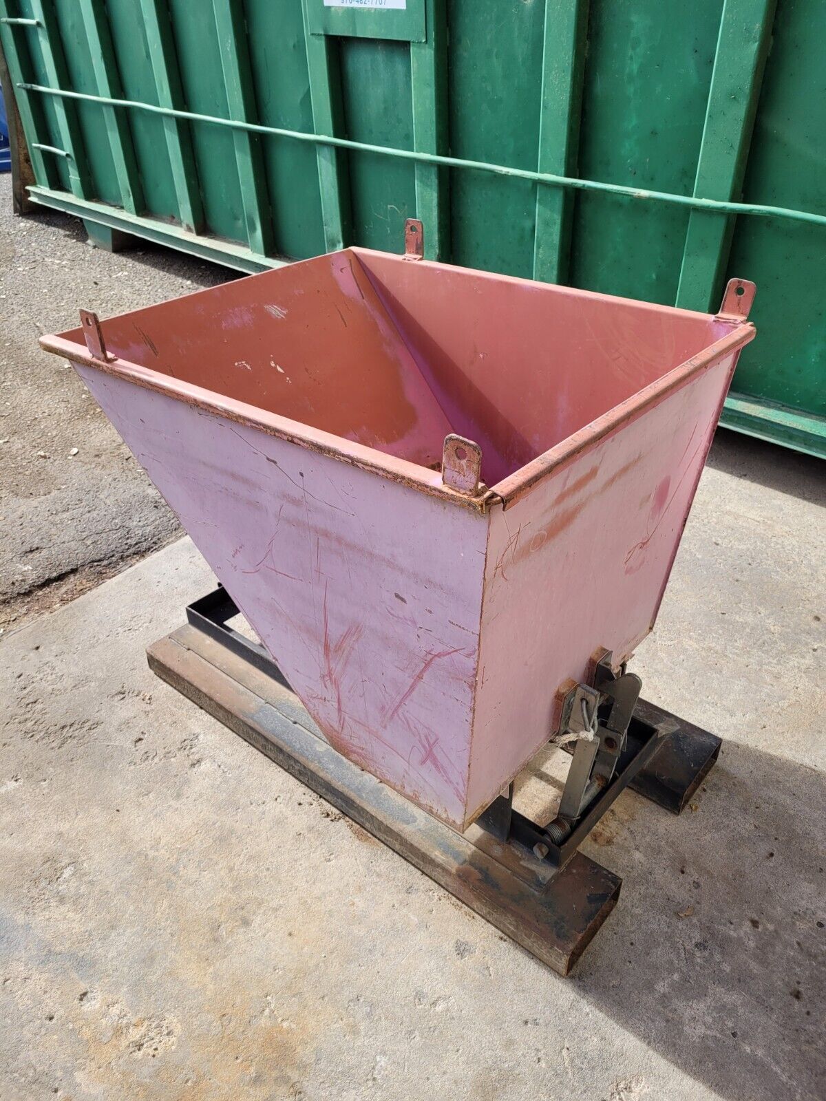 Vestil D-50-HD Forklift Dumping Hopper 1/2 Yard