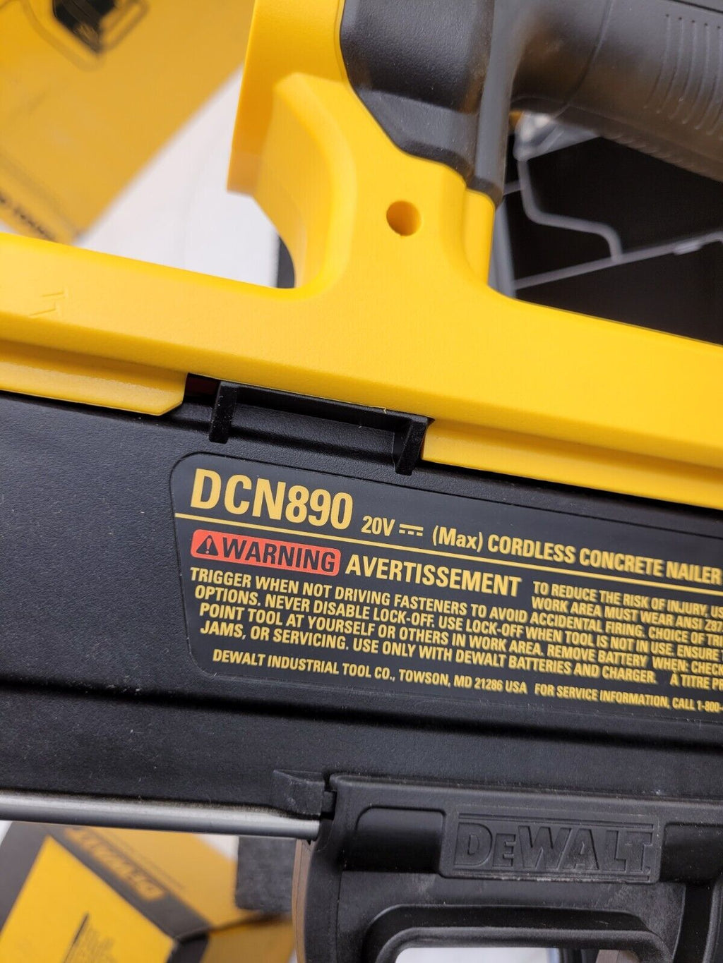 DEWALT DCN890P2 20V MAX XR 20-Volt Li-ion Cordless Concrete Nailer Used Once