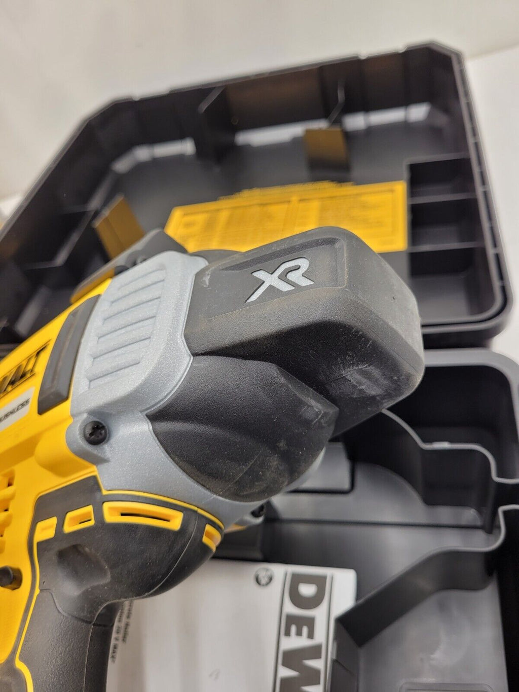 DEWALT DCN890P2 20V MAX XR 20-Volt Li-ion Cordless Concrete Nailer Used Once