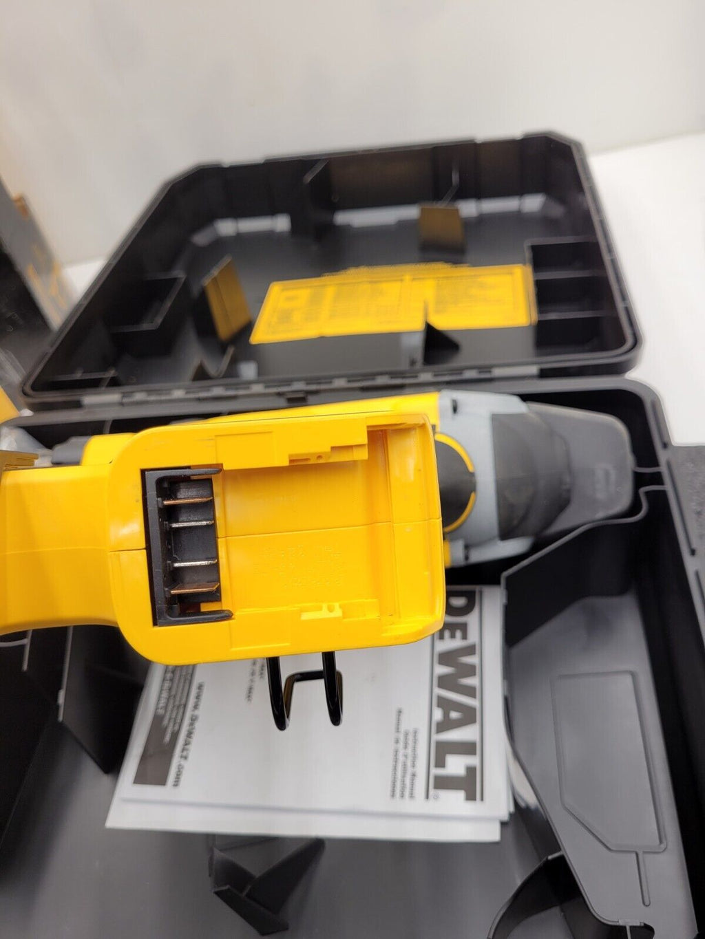 DEWALT DCN890P2 20V MAX XR 20-Volt Li-ion Cordless Concrete Nailer Used Once