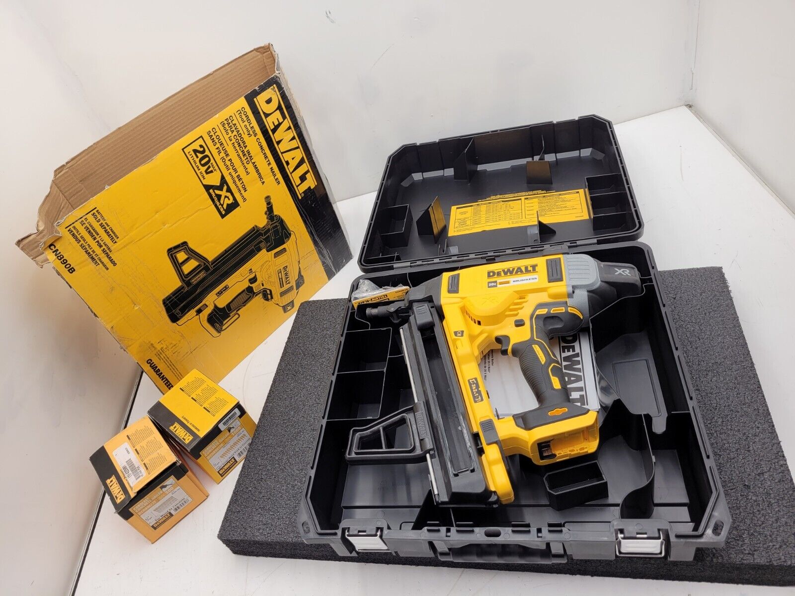 DEWALT DCN890P2 20V MAX XR 20-Volt Li-ion Cordless Concrete Nailer Used Once