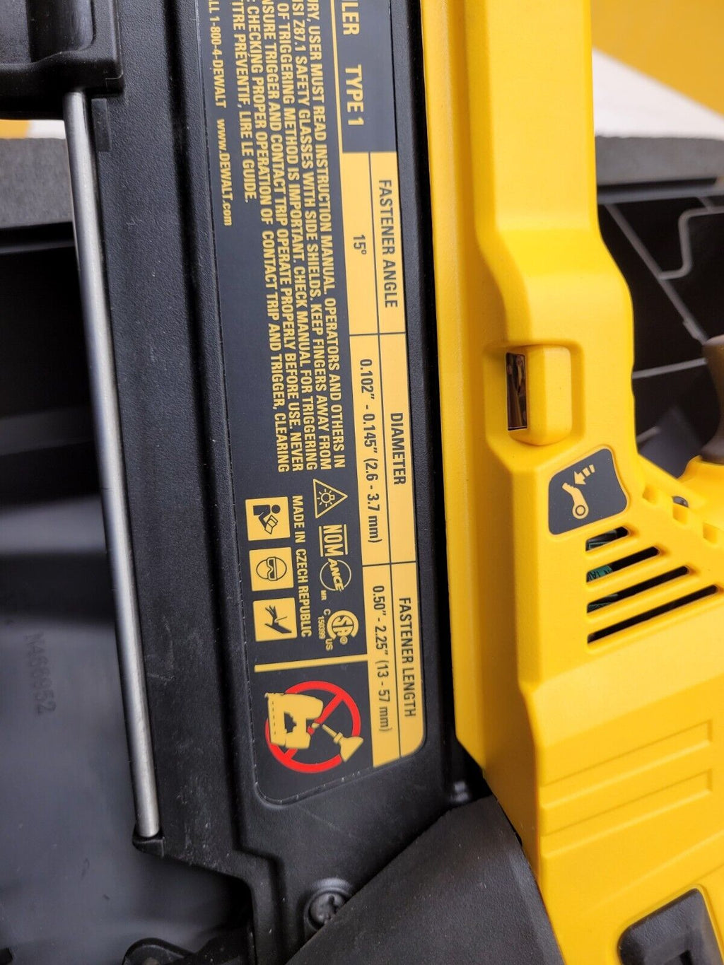 DEWALT DCN890P2 20V MAX XR 20-Volt Li-ion Cordless Concrete Nailer Used Once