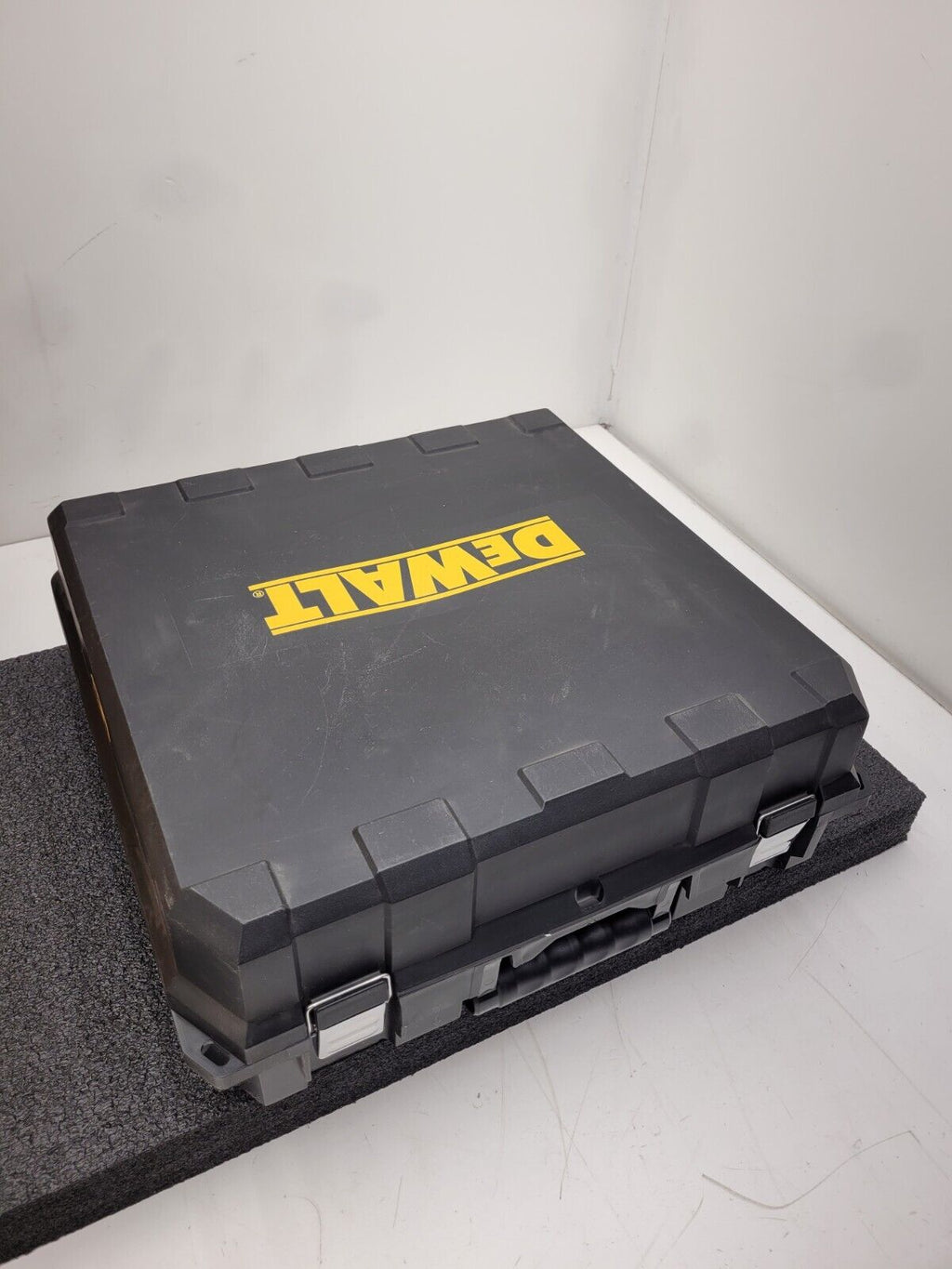 DEWALT DCN890P2 20V MAX XR 20-Volt Li-ion Cordless Concrete Nailer Used Once