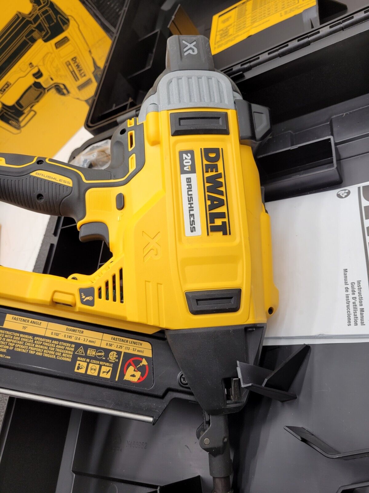DEWALT DCN890P2 20V MAX XR 20-Volt Li-ion Cordless Concrete Nailer Used Once