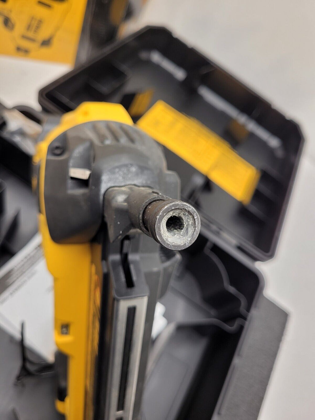 DEWALT DCN890P2 20V MAX XR 20-Volt Li-ion Cordless Concrete Nailer Used Once